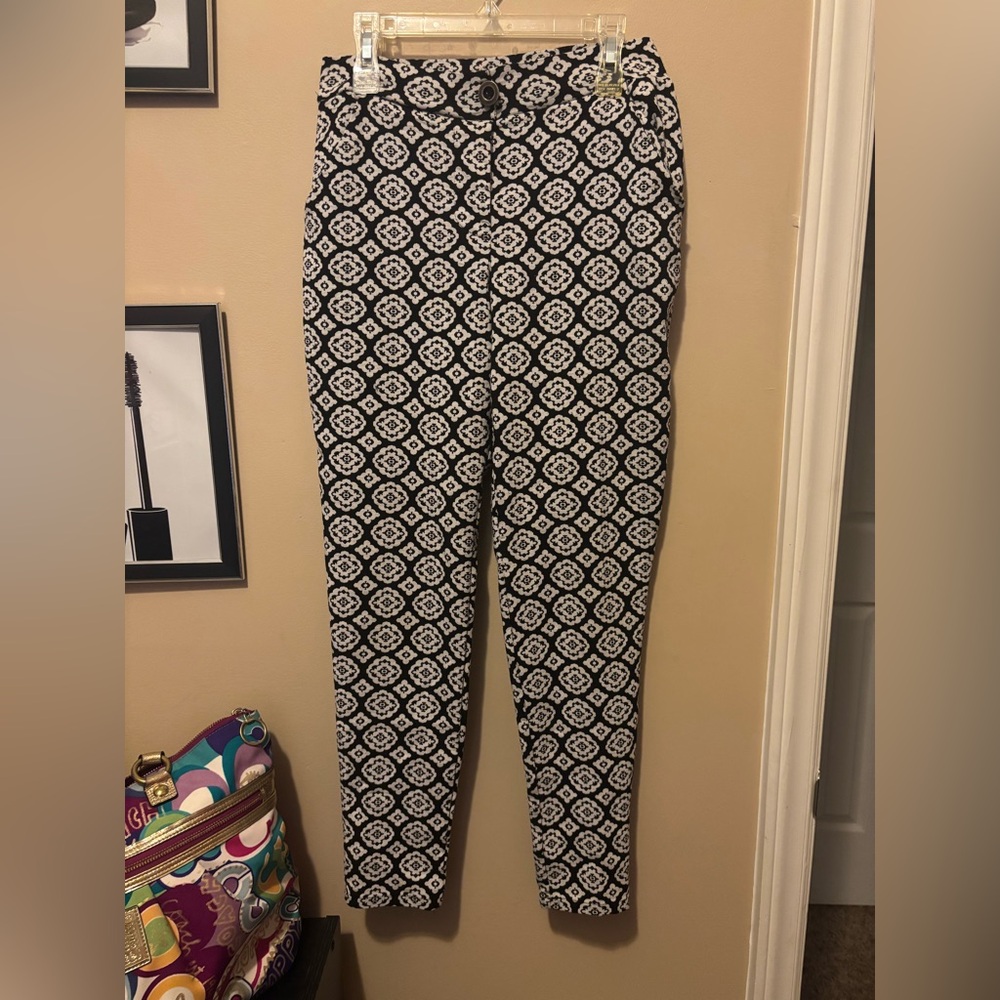 A’gaci Black and White Geometric Women's Cropped Pants - Picture 1 of 3